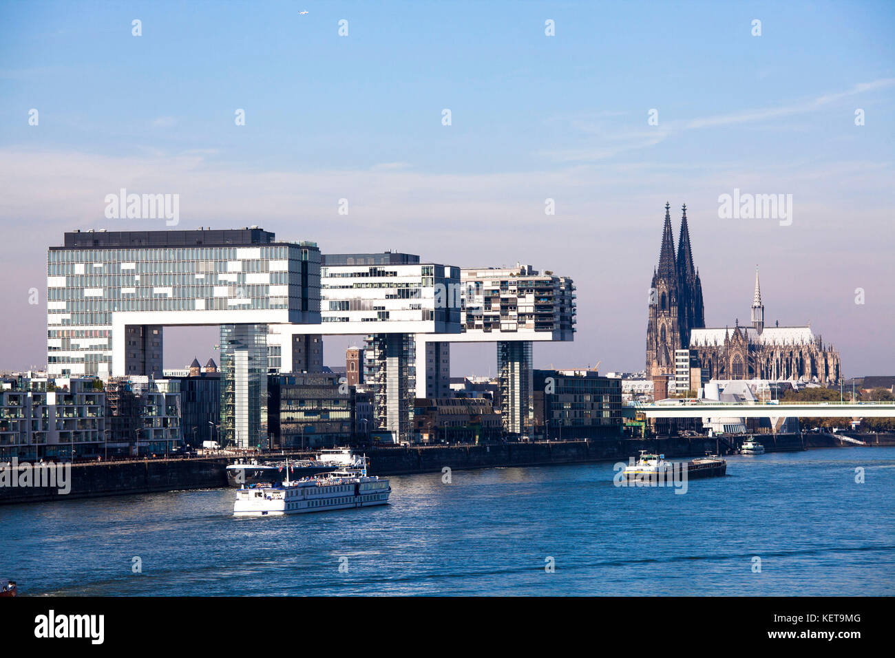 Germania, Colonia, le case di Crane al porto di Rheinau, l'architetto Hadi Teherani, la cattedrale. Deutschland, Koeln, die Kranhaeuser im Rheinauhafe Foto Stock