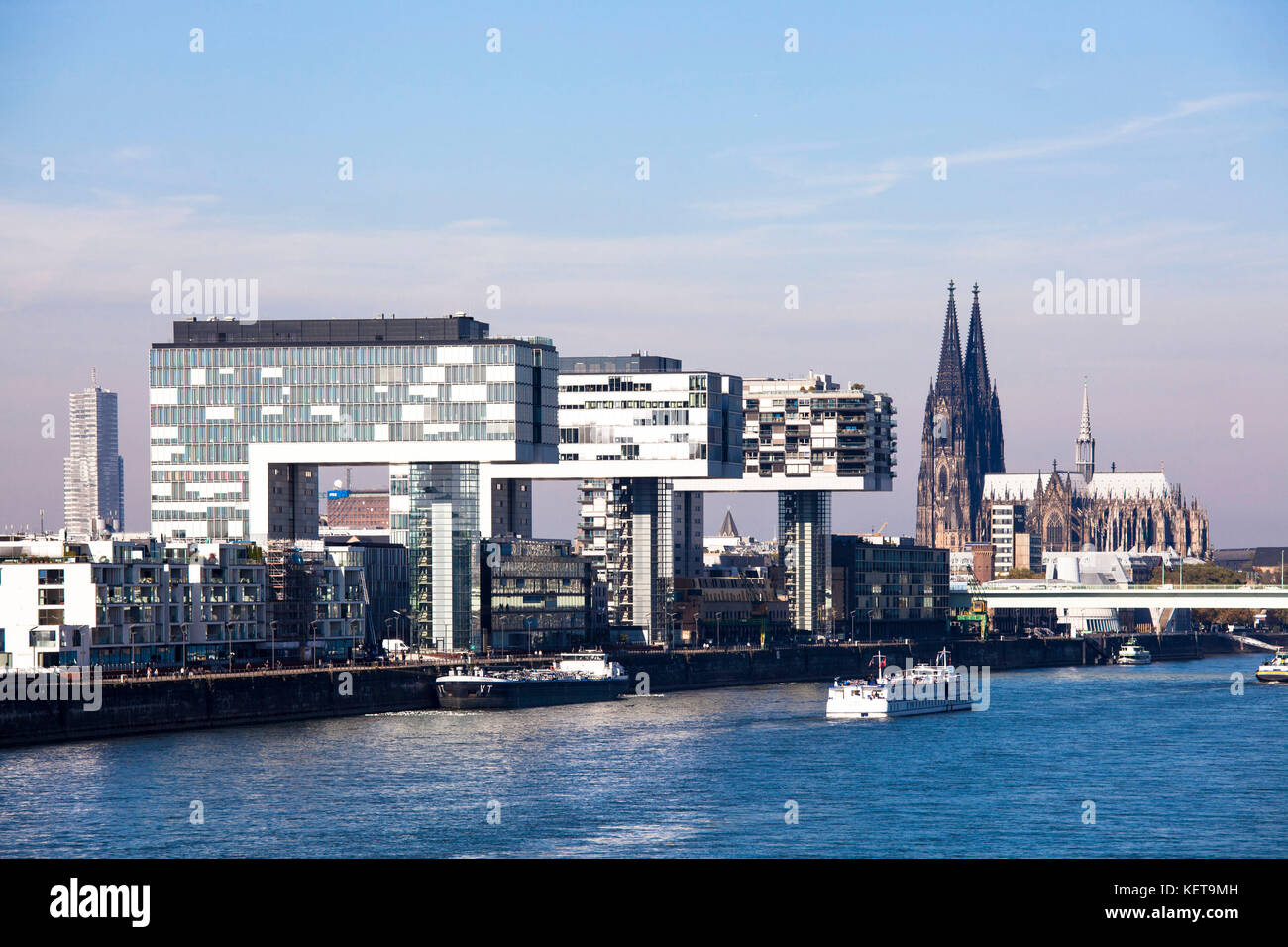 Germania, Colonia, le case cranesi al porto di Rheinau, architetto Hadi Teherani, la cattedrale, sulla sinistra la Torre del Cologneal Mediapark . De Foto Stock