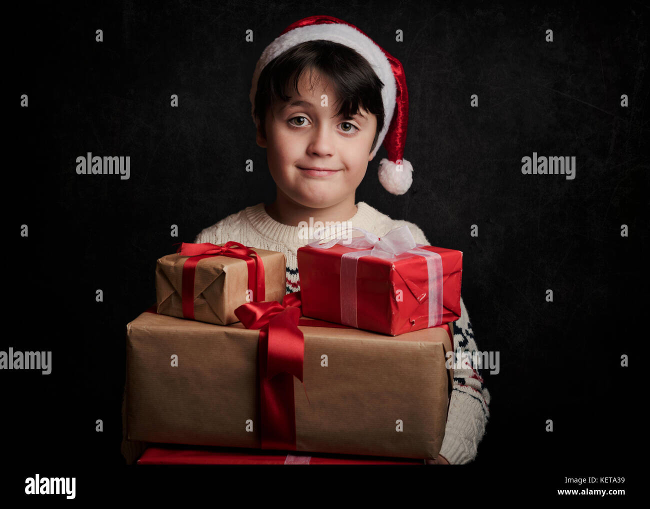 Bambino felice con i regali a Natale bambino contento con i regali di natale Foto Stock