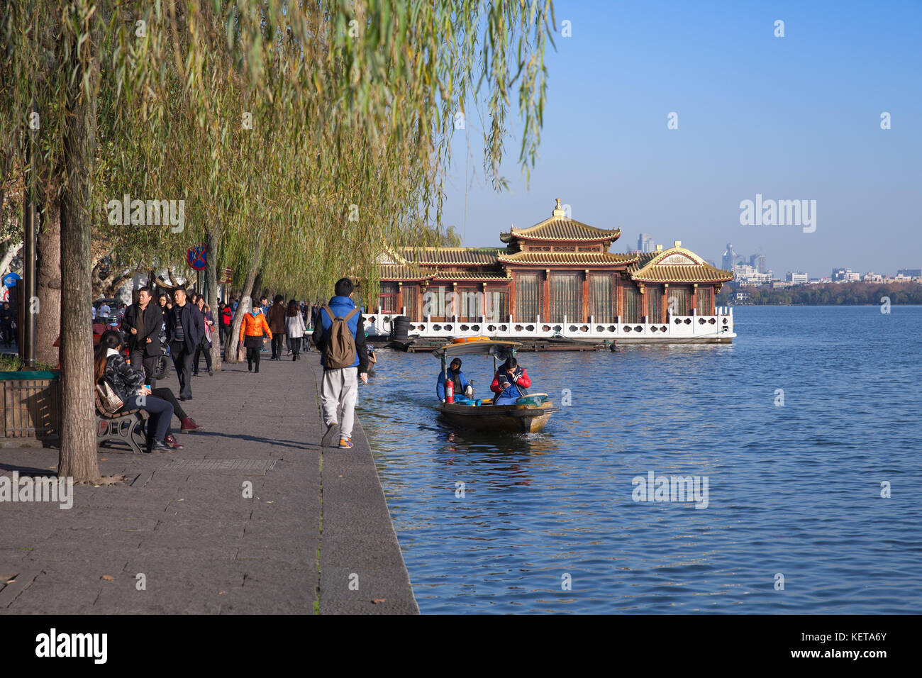 Hangzhou, Cina - 5 dicembre 2014: galleggiante cinesi in legno gazebo. West Lake, popolare parco di Hangzhou city centre, Cina. la gente comune a piedi su th Foto Stock