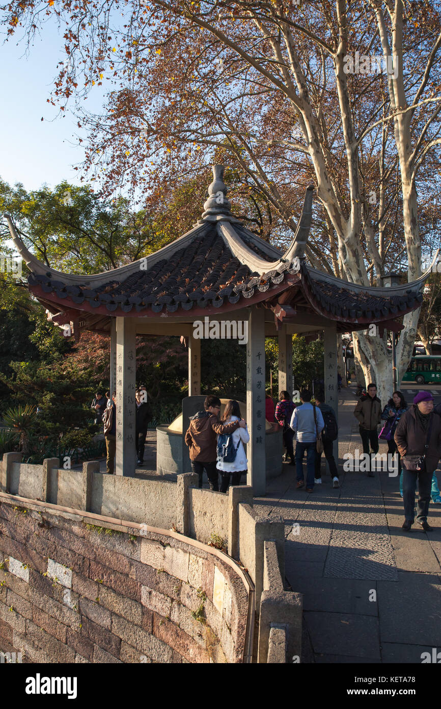 Hangzhou, Cina - 5 dicembre 2014: Gazebo cinese in legno sulla costa del Lago Occidentale, popolare parco nel centro di Hangzhou, Cina Foto Stock