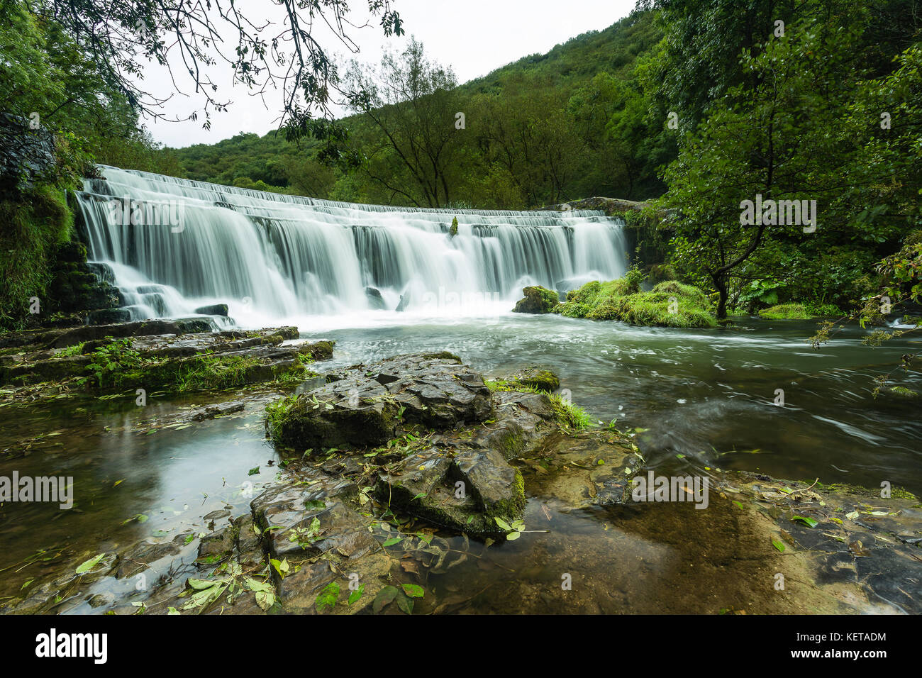 Monsal Weir sul fiume Wye Foto Stock