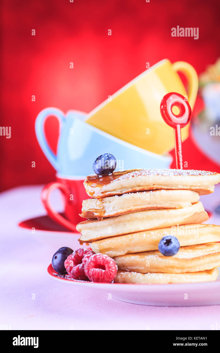 Una piastra con frittelle e lamponi Foto Stock