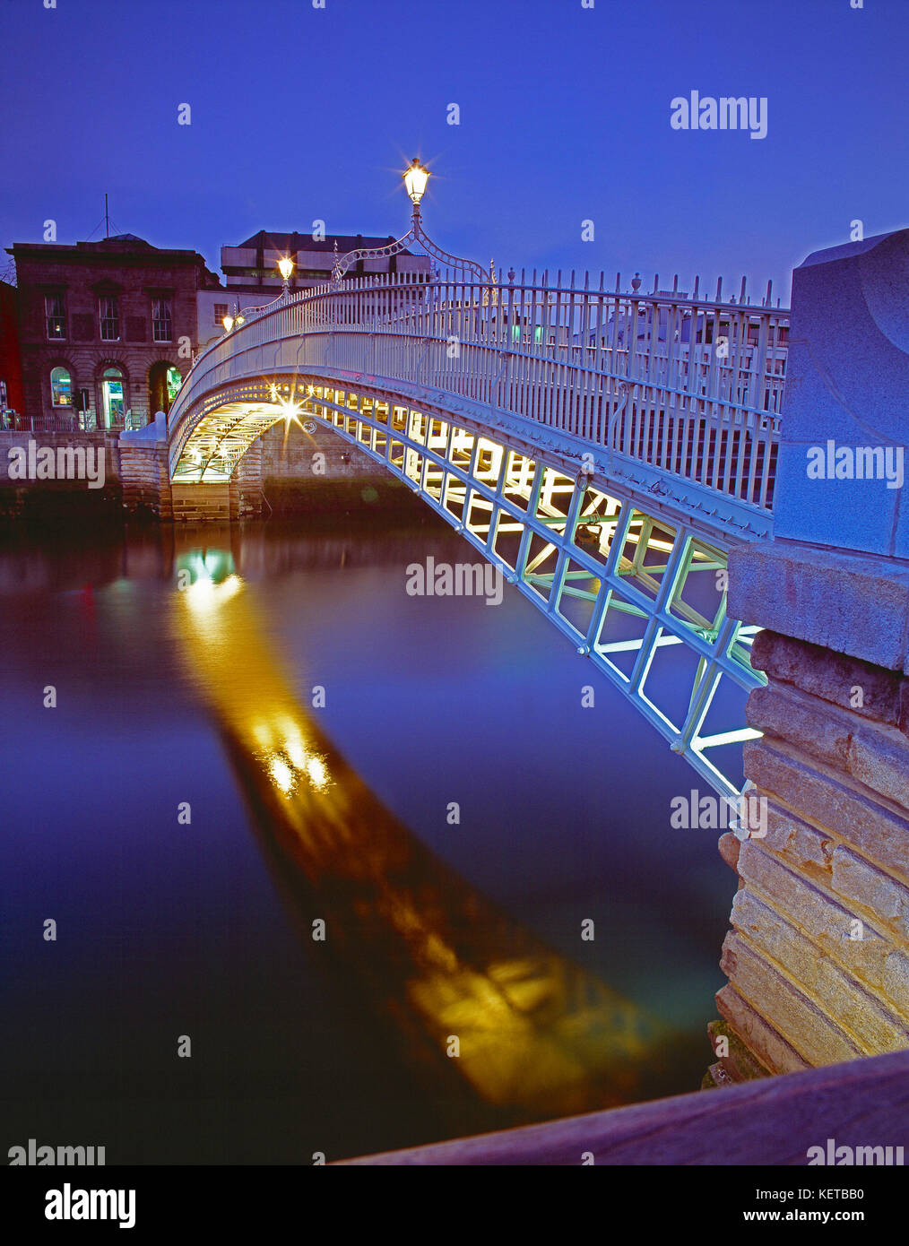 Irlanda. Dublino. Liffey Bridge al tramonto. Foto Stock