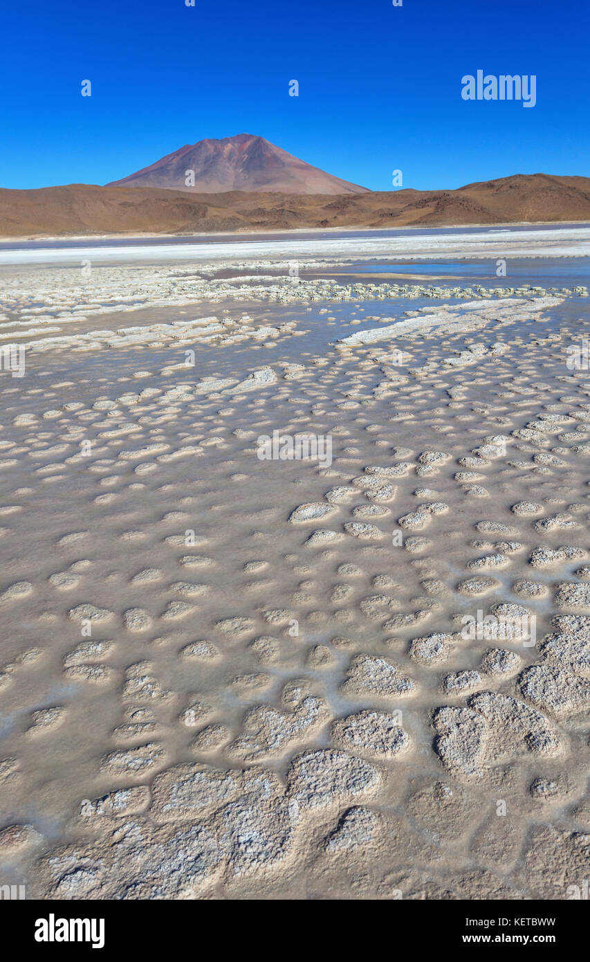 La crosta di sale del Salar de Uyuni incorniciato dal vulcano e le montagne delle Ande Sud Lipez Bolivia America del Sud Foto Stock