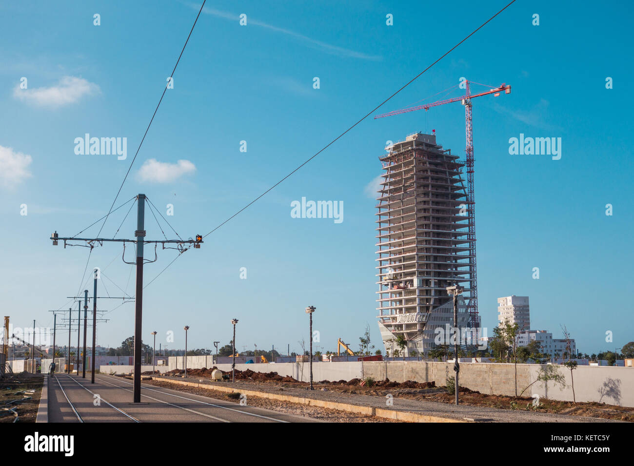 Casablanca, Marocco - 05 Maggio 2017 : le ferrovie e gli edifici in un sito di costruzione contro sky Foto Stock