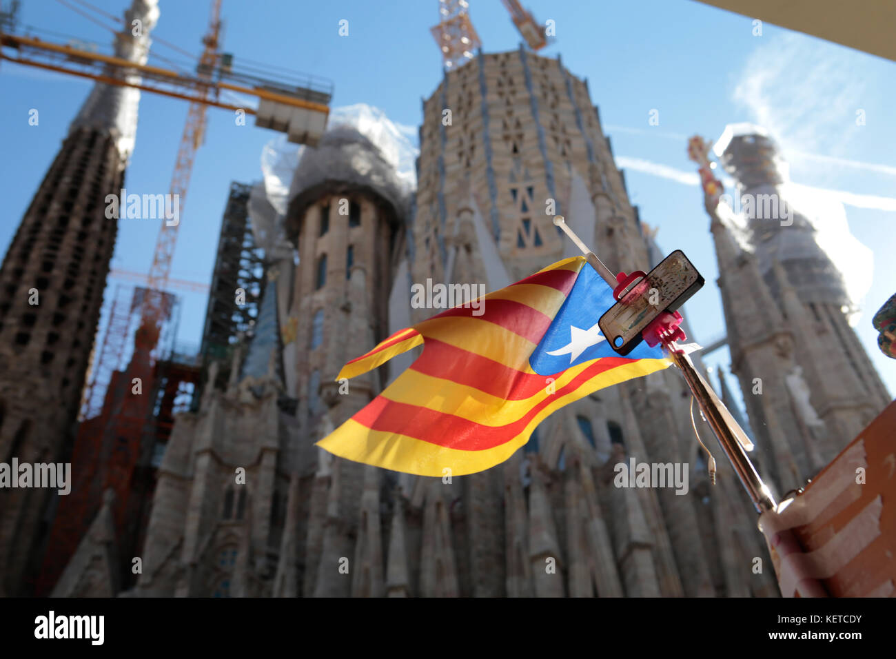 Un estelada independentist onde flag accanto alla Sagrada Familia a Barcellona Foto Stock