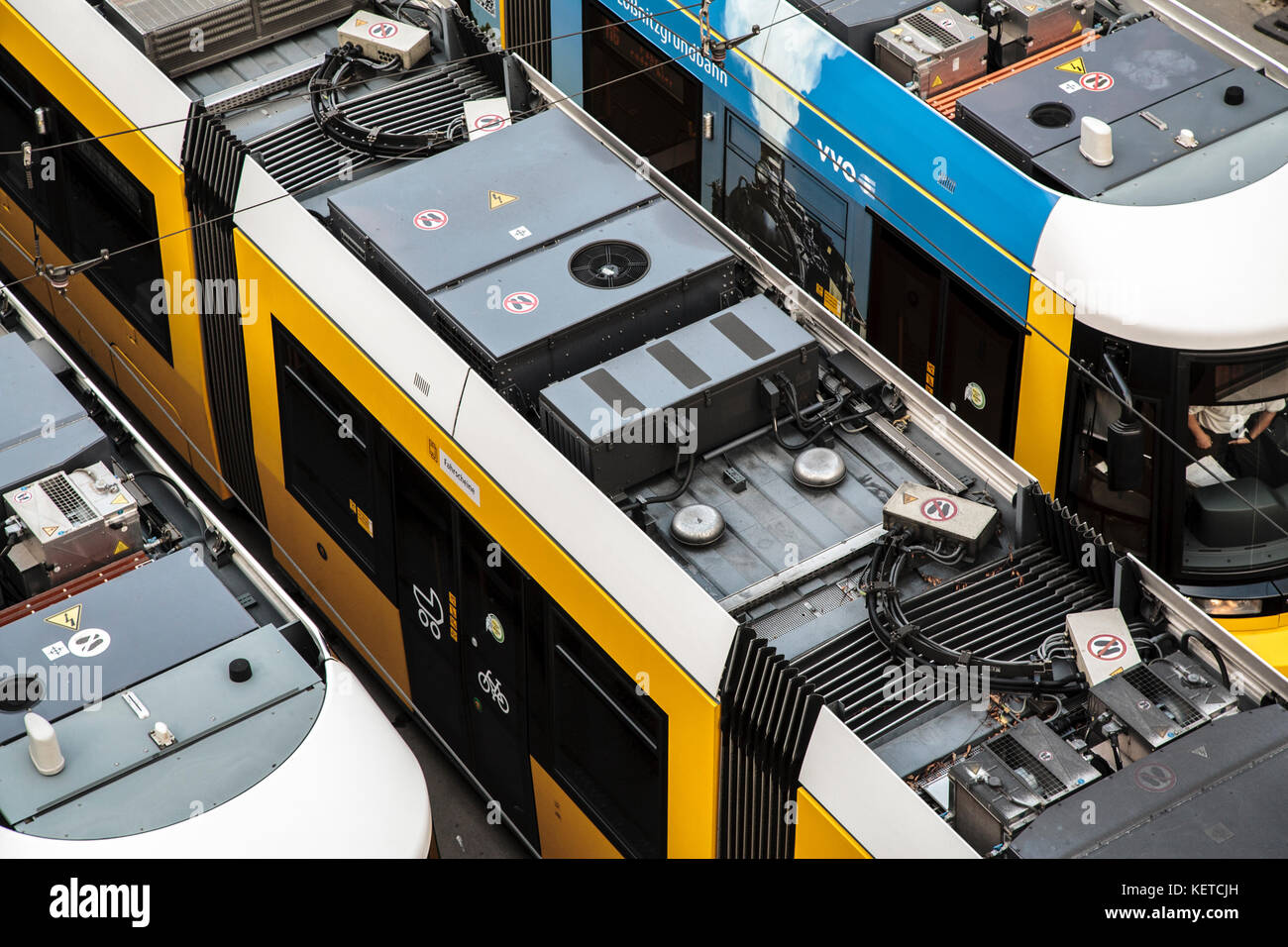 Colorato di giallo e blu tram di Berlino dal di sopra Foto Stock
