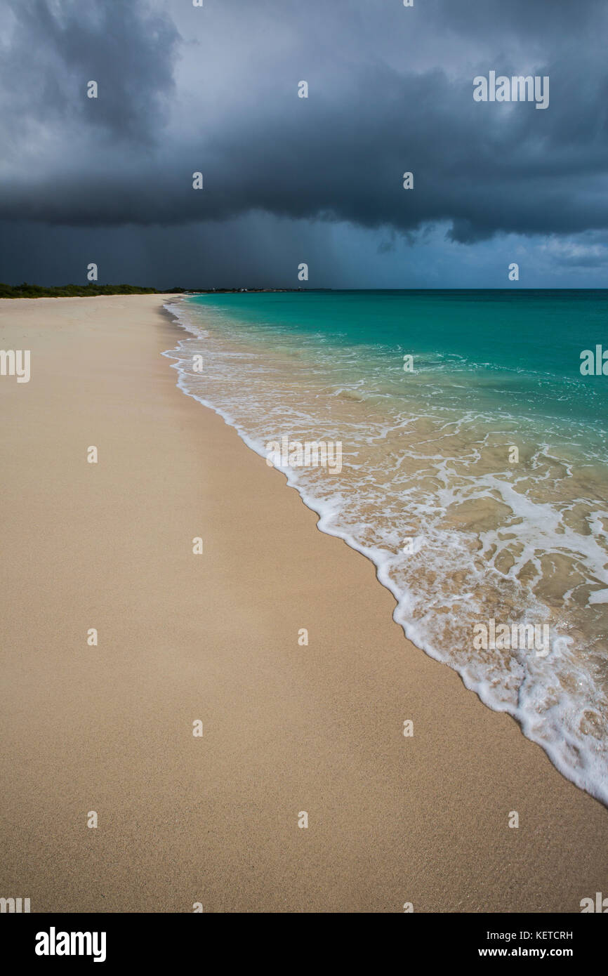 Nuvole temporalesche sulla sabbia finissima incorniciata dal mare turchese sabbia rosa beach Antigua e Barbuda Leeward Islands west indies Foto Stock