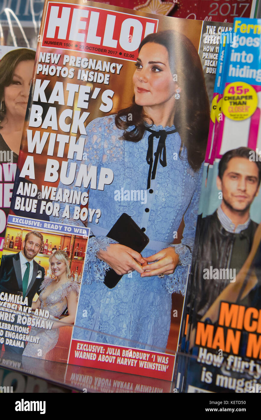Gossip e celebrità riviste sul display di un edicola scaffale di supermercato. Foto Stock