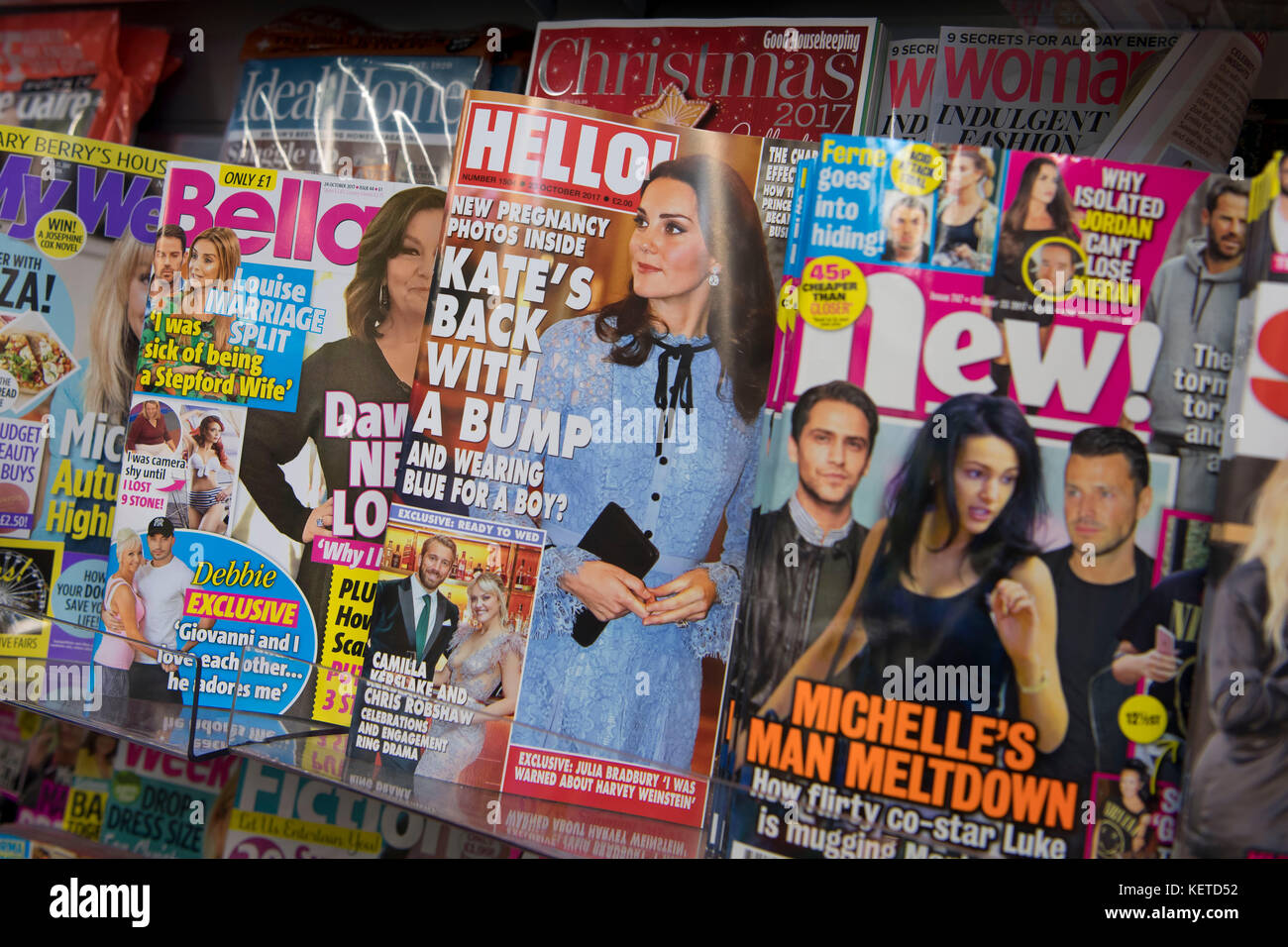 Gossip e celebrità riviste sul display di un edicola scaffale di supermercato. Foto Stock