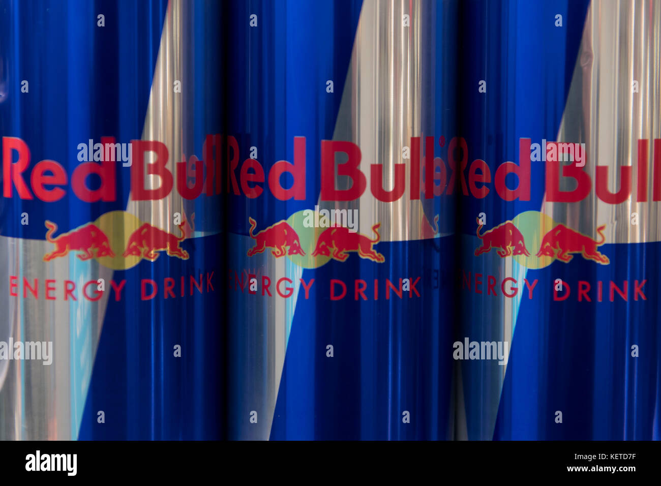 Le lattine di energy drink Red Bull sul display un supermercato scaffale del negozio. Foto Stock
