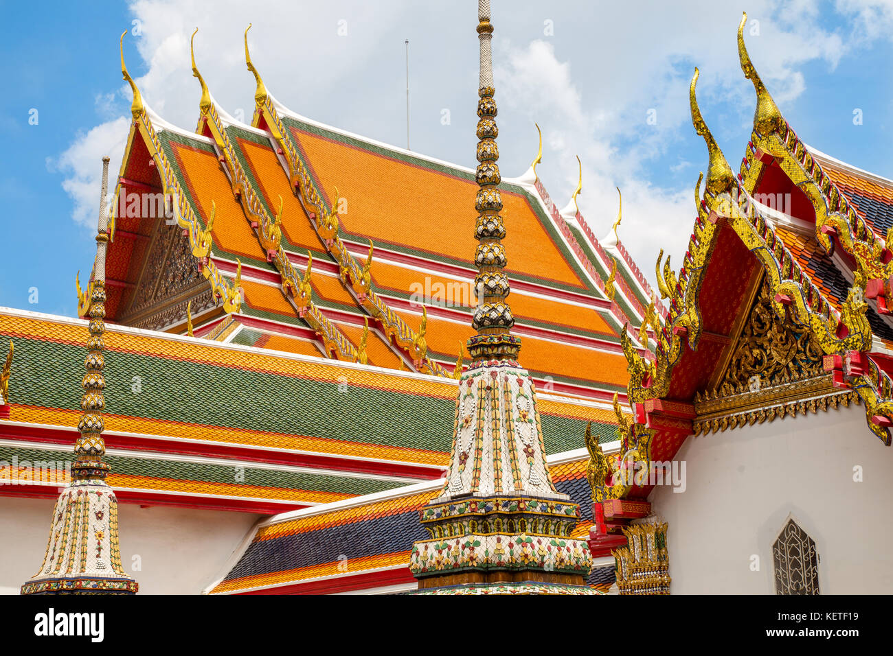 Ornati tetti colorati di Wat Pho, Bangkok, Thailandia Foto Stock