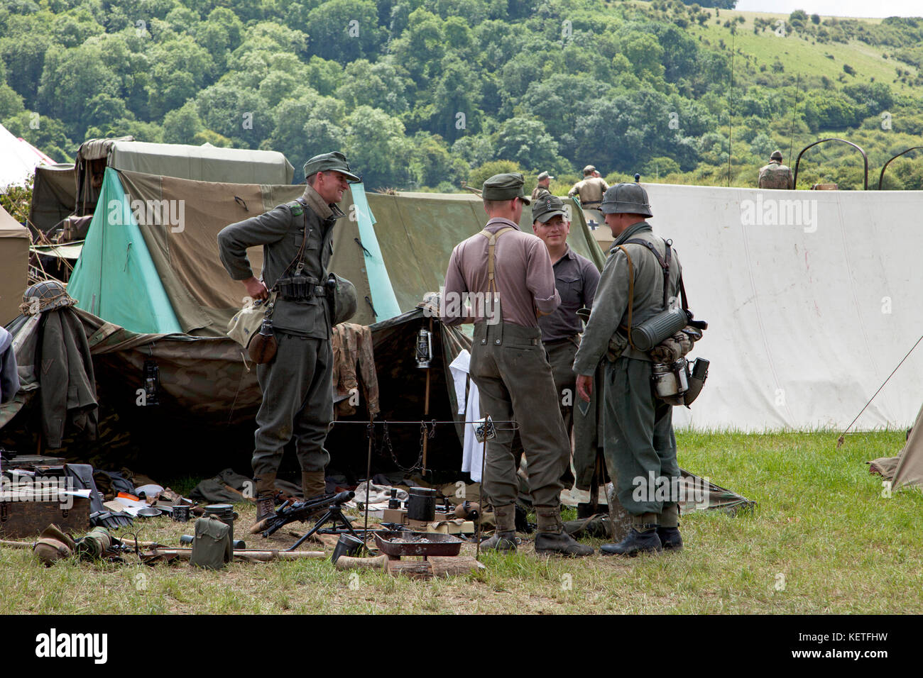 Uomini vestiti come soldati americani di prendere parte ad un festival di storia. Foto Stock