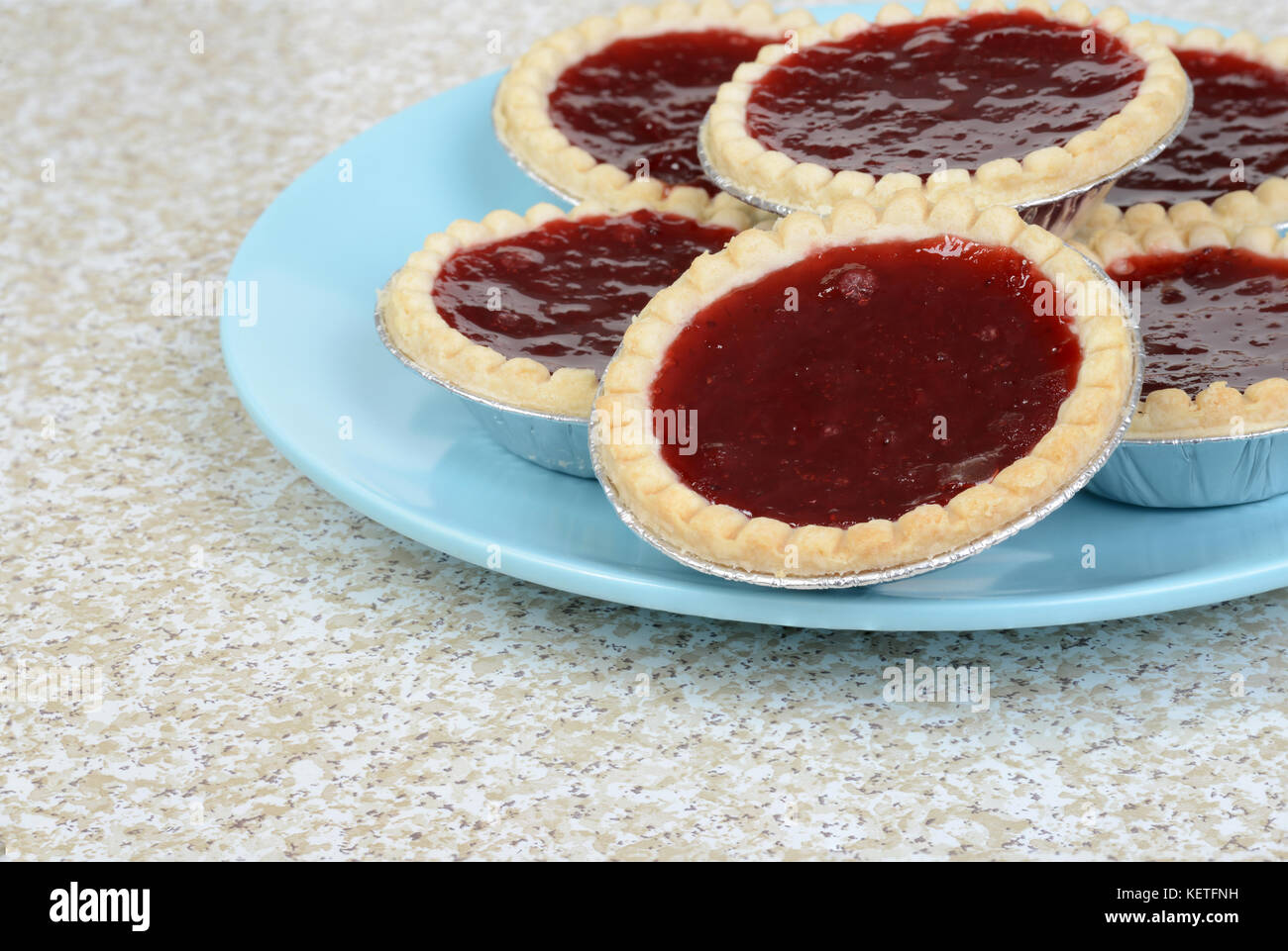 Closeup Tartellette alle fragole su una piastra Foto Stock