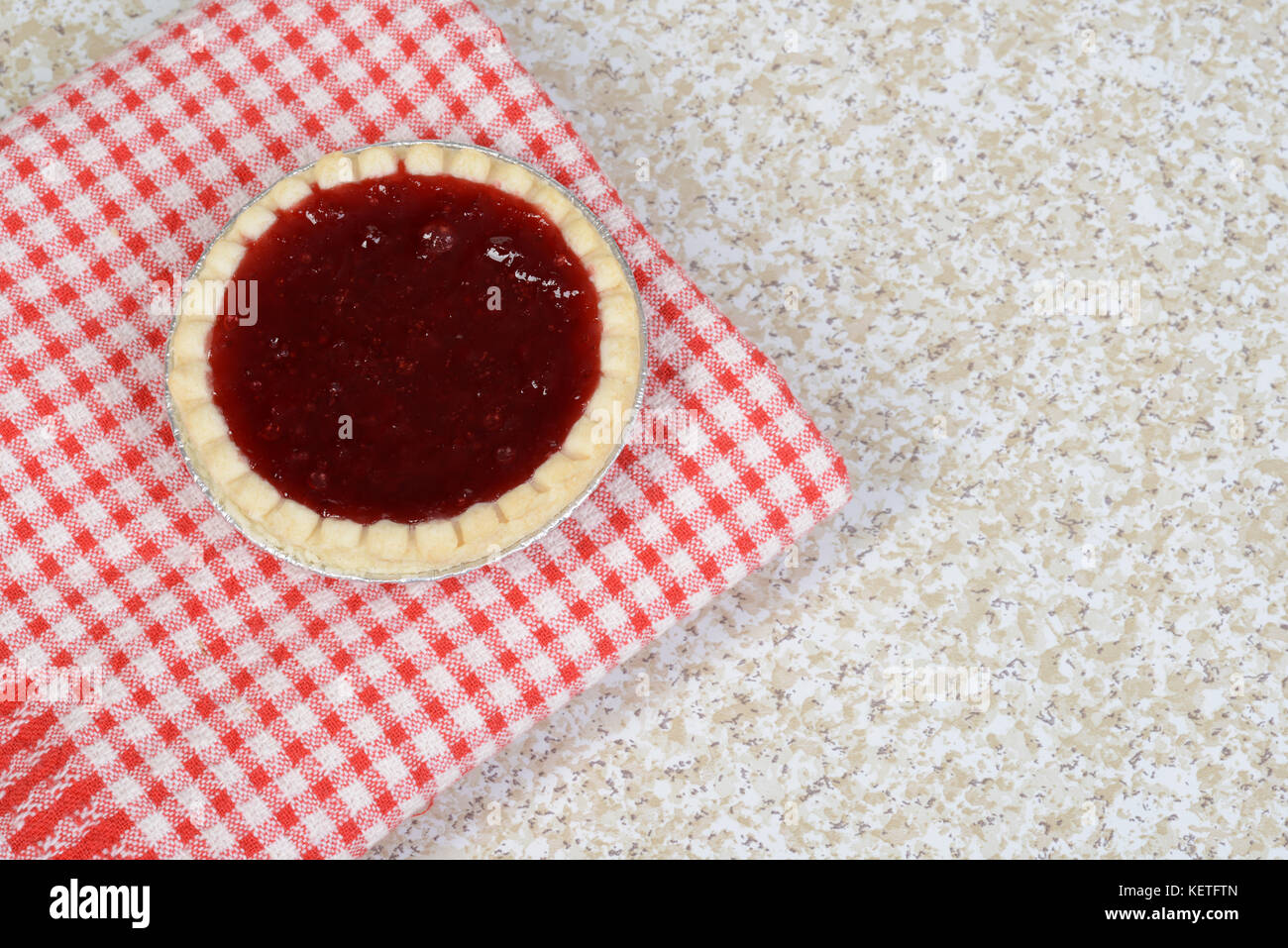 Crostata di fragole sul rosso a scacchi igienico Foto Stock