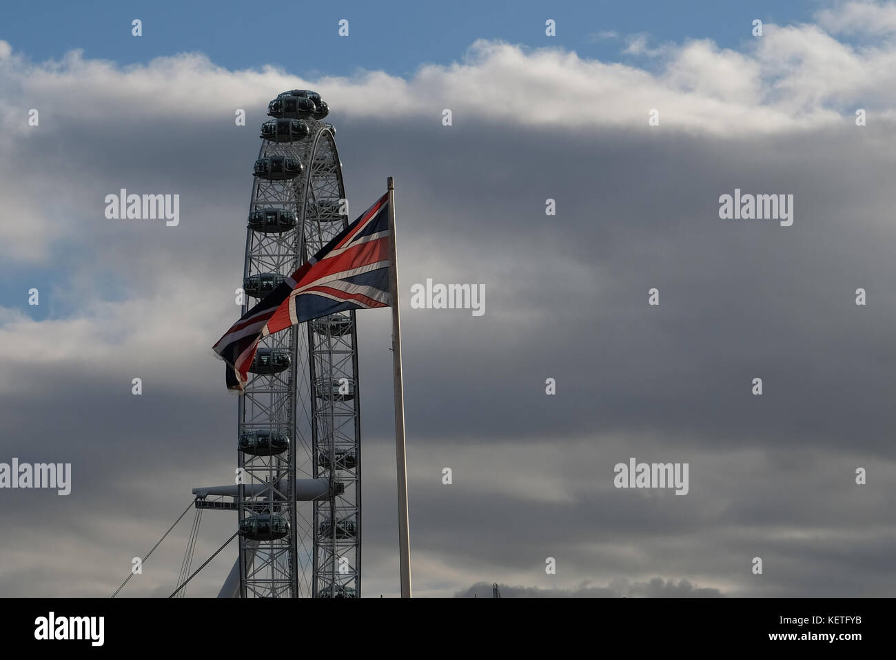 Britannica union jack flag battenti di fronte al London Eye Foto Stock