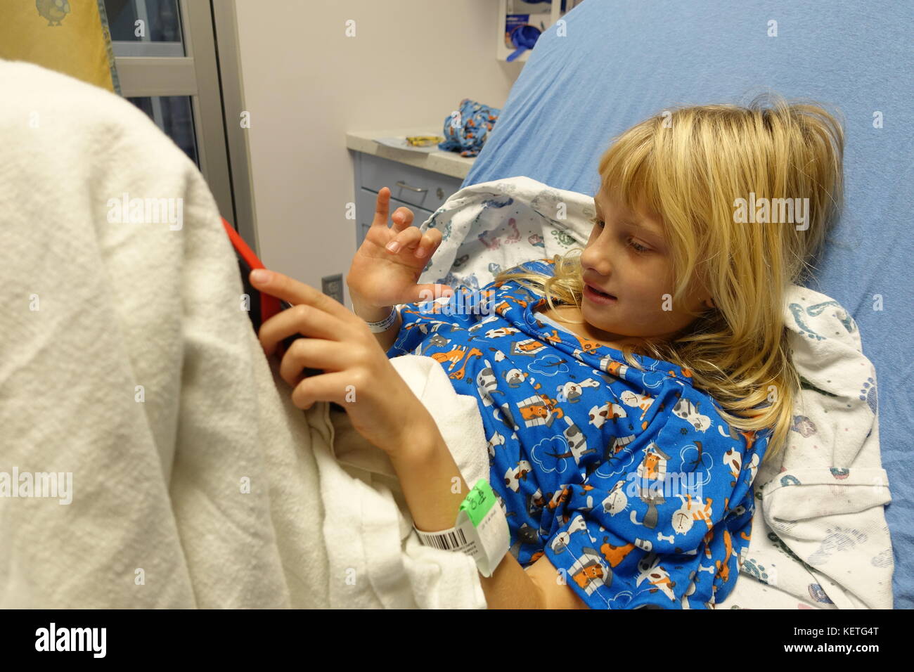 Bambino in attesa nel preoperatorio per il suo intervento chirurgico Foto Stock