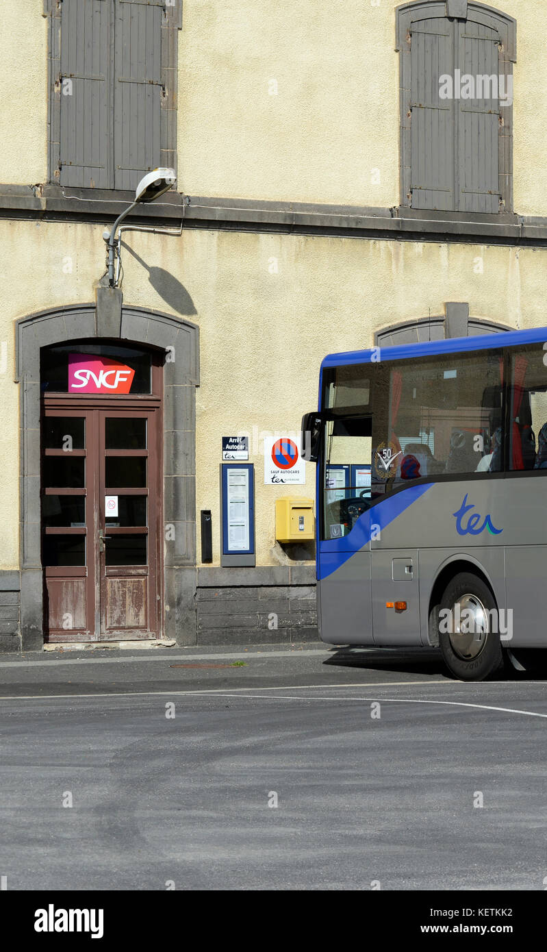 Il bus del ter SNCF prima stazione ferroviaria, Laqueille, Puy-de-Dome, Auvergne, Massif-Central, Francia, Europa Foto Stock