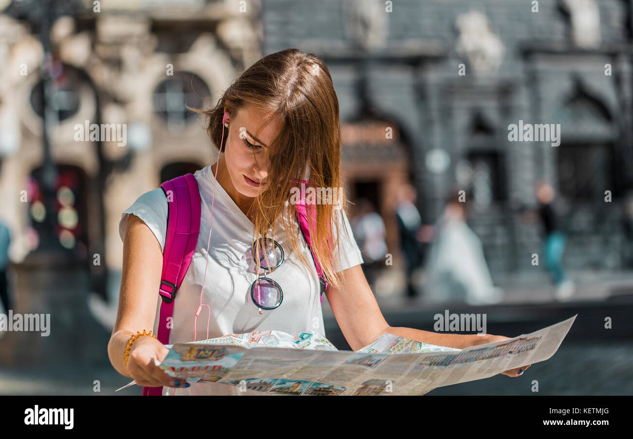 Ragazza turistica con mappa Foto Stock