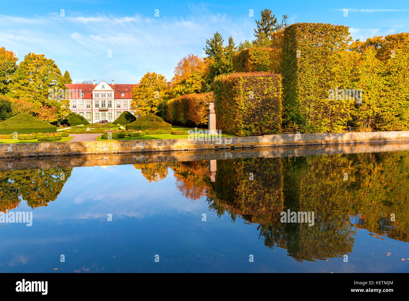 Abbots palazzo costruito in stile rococò e situato nel parco di Oliwa. autunno scenario. Gdansk, Polonia. Foto Stock