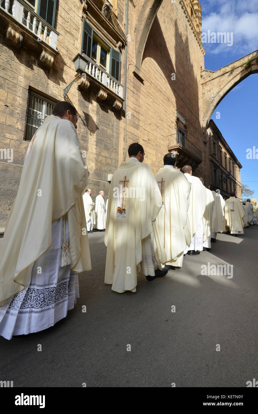 PALERMO, SICILIA, ITALIA Processione dei sacerdoti il giovedì Santo alla cattedrale di Palermo per la Santa cerimonia del tradizionale lavaggio dei piedi. Foto Stock