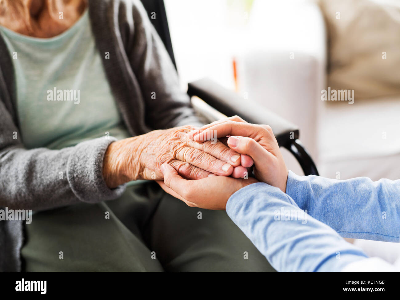 Visitatore di salute irriconoscibile e una donna anziana durante il vis domestico Foto Stock