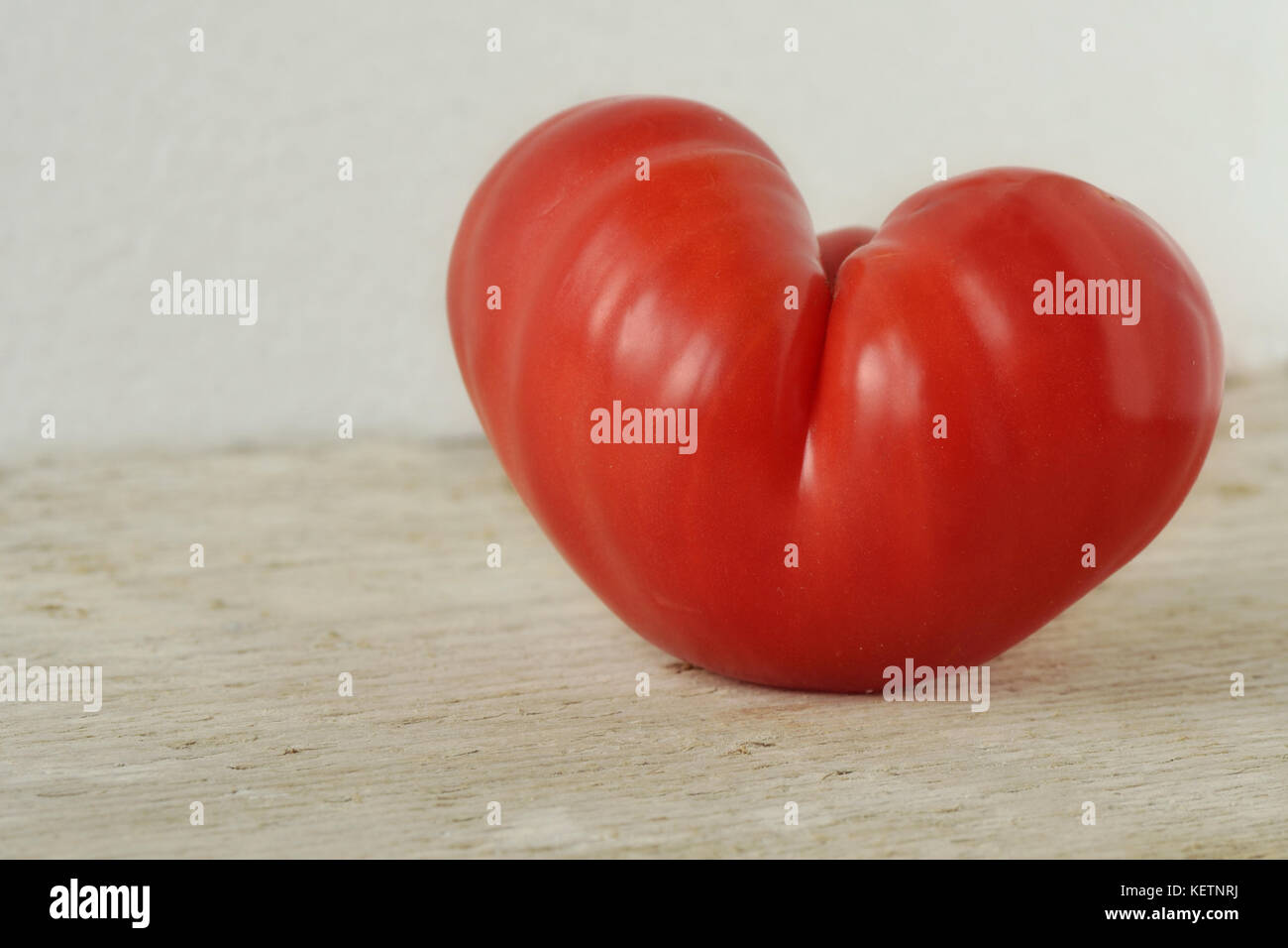 A forma di cuore ad pomodoro - concetto di amore Foto Stock