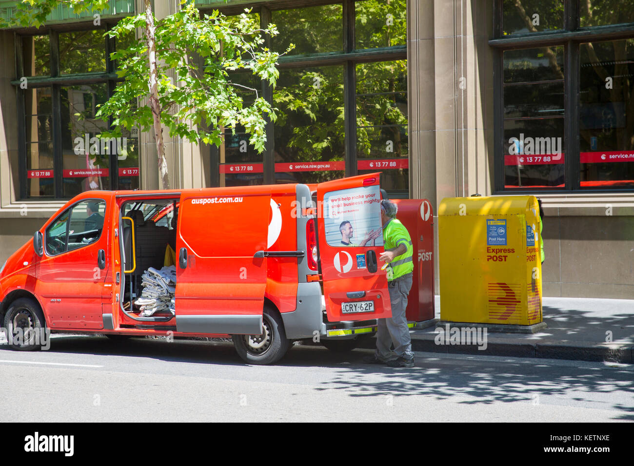 Australia Post portalettere raccoglie mail e lettere di caselle di posta nel centro di Sydney, Australia Foto Stock