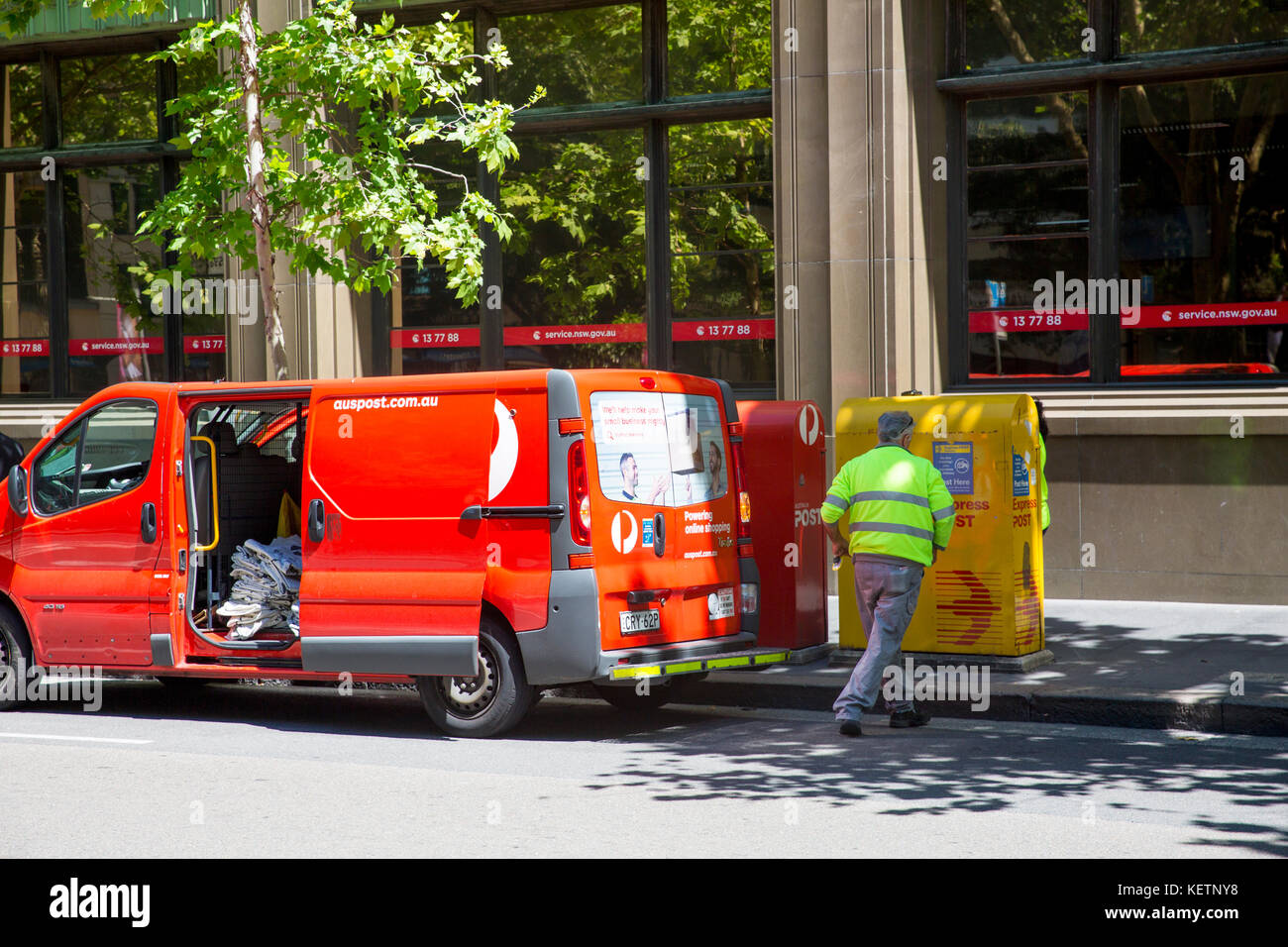 Australia Post portalettere raccoglie mail e lettere di caselle di posta nel centro di Sydney, Australia Foto Stock