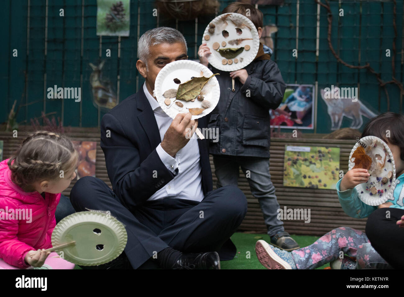 Il Sindaco di Londra Sadiq Khan lancia la tassa di tossicità £10 al giorno (T-Charge) nel centro di Londra, unendosi ai bambini che piantano un giardino al vivaio UCL Day, a Bloomsbury, Londra. Foto Stock