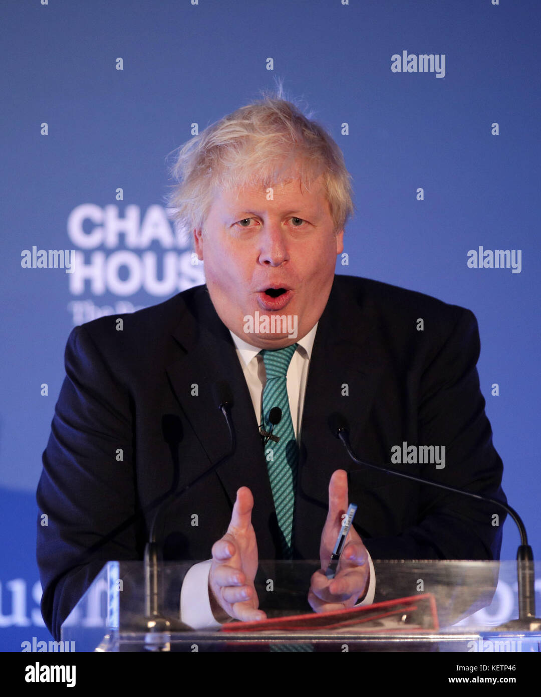 Il Segretario straniero Boris Johnson parla alla Chatham House London Conference al St Pancras Renaissance Hotel di Londra. Foto Stock