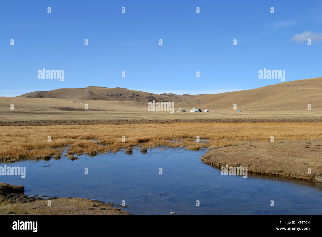Le foto scattate durante 3 giorni di equitazione trek in Kirghizistan a Song Kol. montagne, paesaggi, steppa e cavalli. Foto Stock