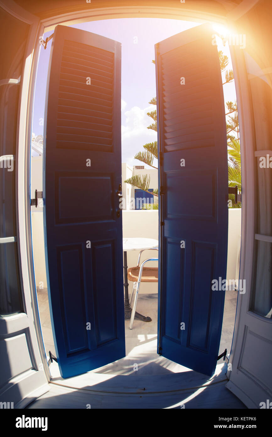 Blue porta e finestra con otturatori Foto Stock