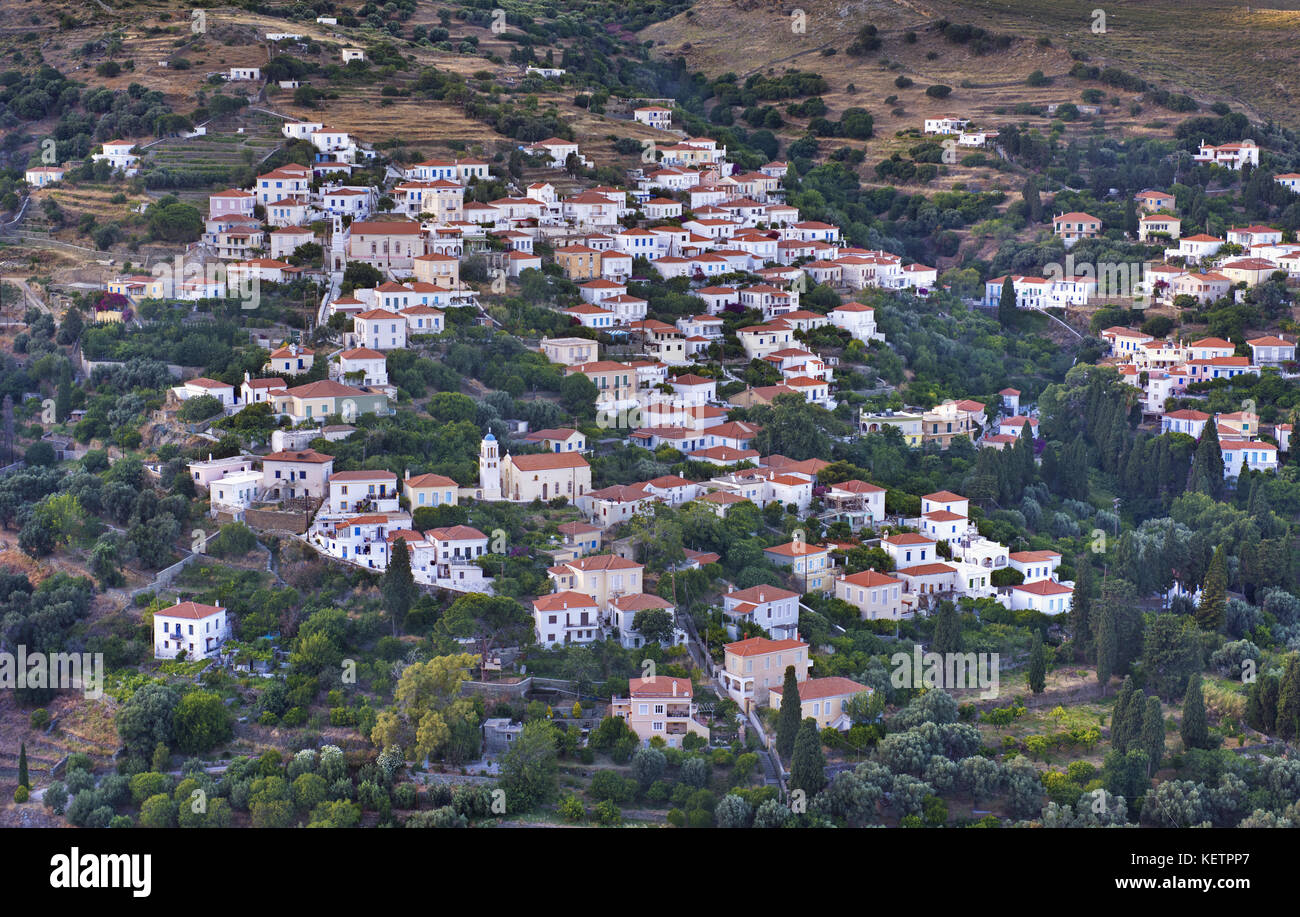 Stenies village, il luogo di nascita di molti greco armatori di fama nell'isola di Andros, Cicladi Grecia Foto Stock