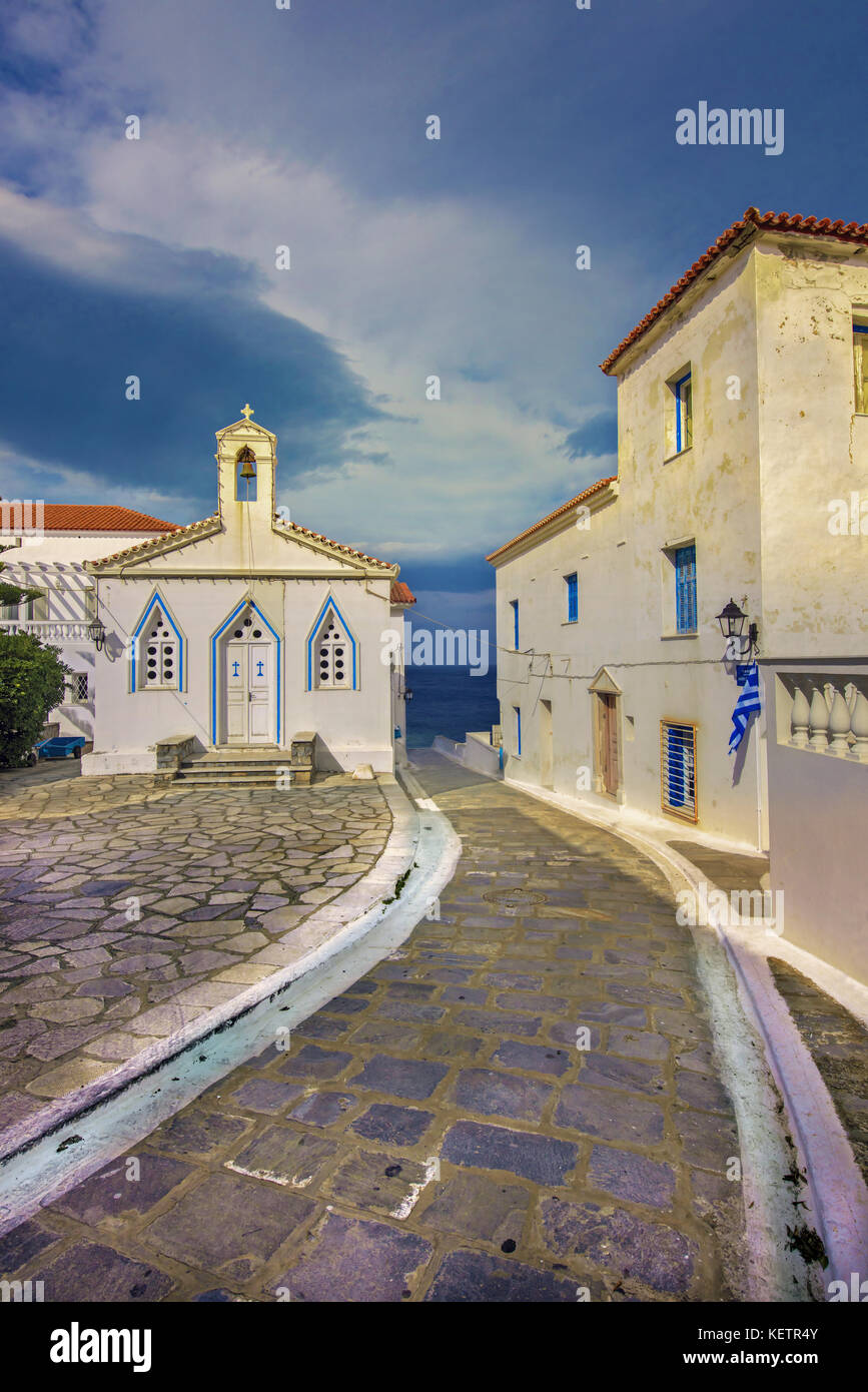 Tipico e pittoresco sentiero acciottolato nel tradizionale insediamento medievale di Chora (Hora) villaggio nell'isola di Andros, Cicladi Grecia Foto Stock