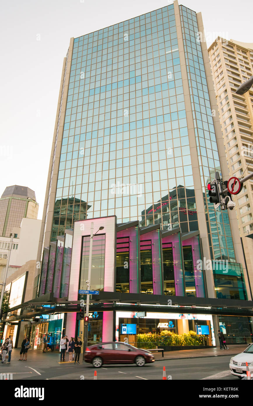 Auckland, Nuova Zelanda - Aprile 2016: centri commerciali e grattacieli nel centro città di Auckland Foto Stock