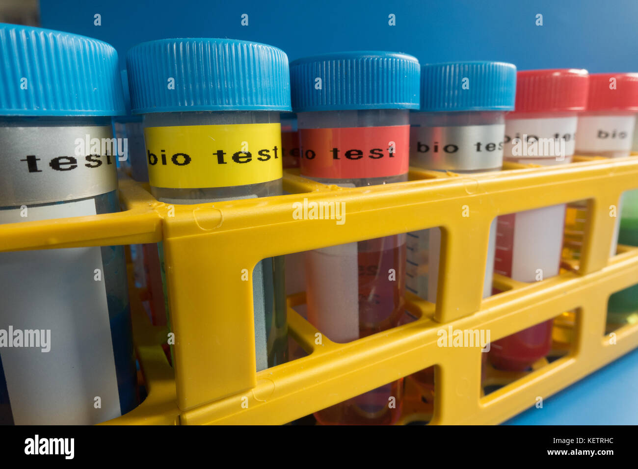 Centrifuga in plastica di provette per campioni biologici Foto Stock