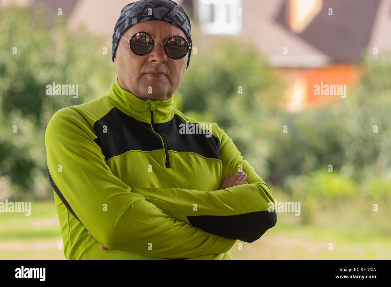 Outdoor ritratto di uomo maturo che indossa bandana buff sciarpa e occhiali da sole scuri Foto Stock