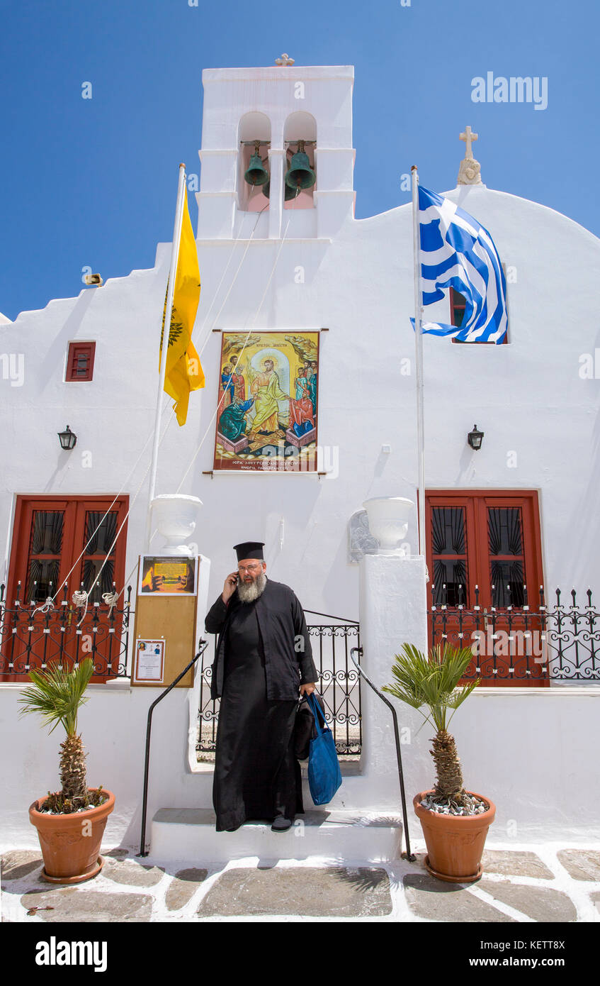 Orthodoxer geistlicher vor einer kirche in Mykonos-Stadt, Mykonos, kykladen, aegaeis, griechenland, mittelmeer, europa | greco-ortodosso sacerdote a un ch Foto Stock