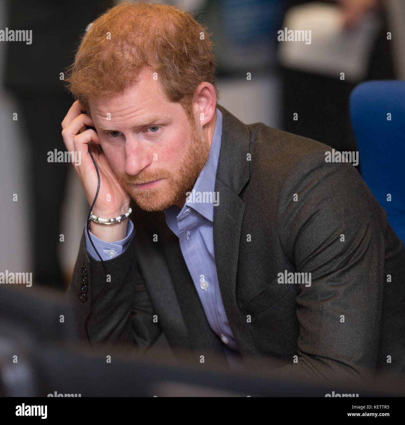 Prince Harry mans i telefoni mentre incontra il personale e i veterani a Veterans UK in Lancashire, per celebrare il 25 ° anniversario del Servizio di assistenza di Veterans UK. Foto Stock