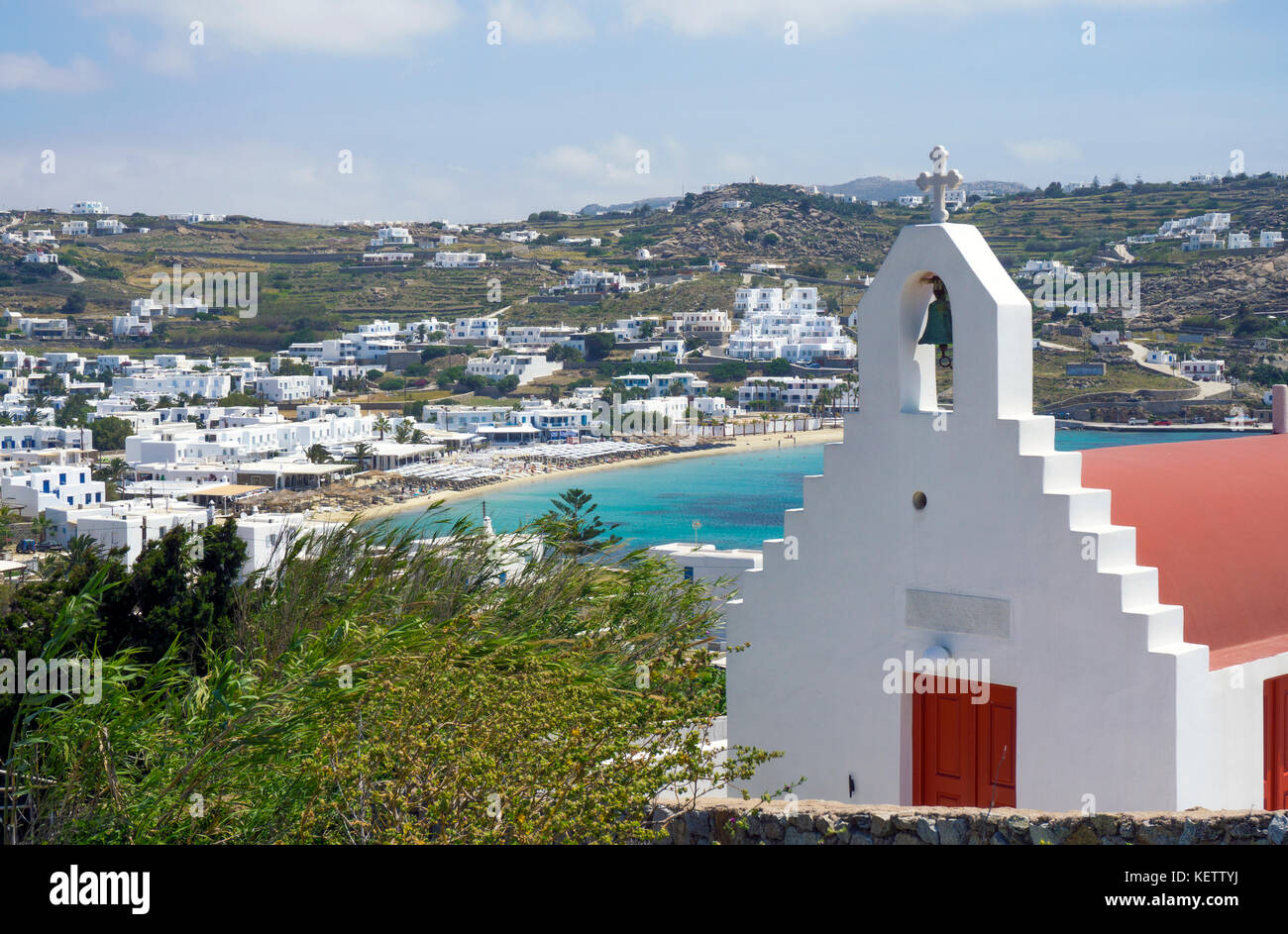Minuscola cappella ortodossi al di sopra sulla spiaggia di Ornos, a Mykonos, Grecia Foto Stock