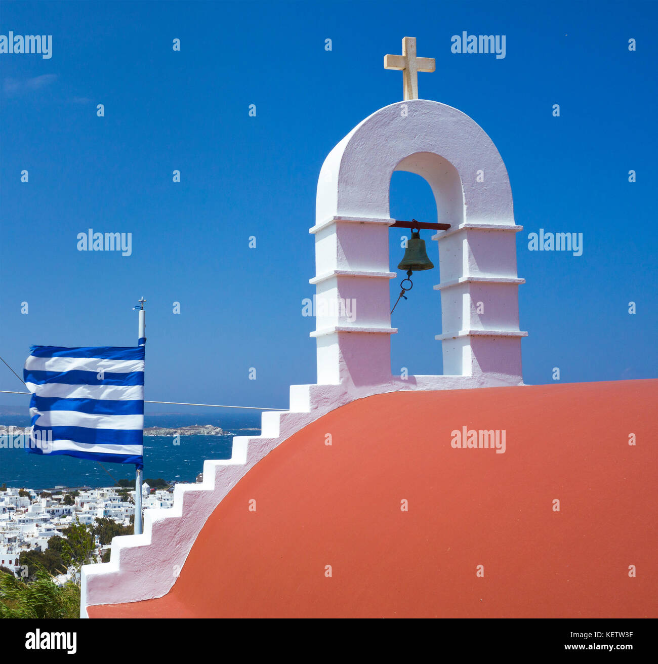 Kleine orthodoxe kapelle mit nationalfahne oberhalb von mykonos-Stadt, Mykonos, kykladen, aegaeis, griechenland, mittelmeer, europa | piccolo orthox cha Foto Stock