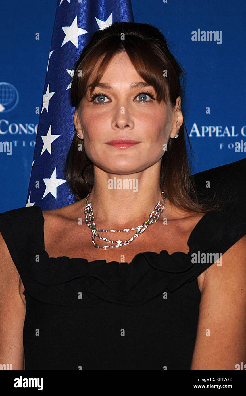 New YORK - 23 SETTEMBRE: Il presidente francese Nicolas Sarkozy, la moglie Carla Bruni Sarkozy e l'ex segretario di Stato Henry Kissinger partecipano al 2008 Appeal of Conscience Foundation premia la cena al Waldorf-Astoria hotel 23 settembre 2008 a New York City. Sarkozy è stato presentato con l'appello di Coscienza World Statesman Award per 'la sua leadership nel promuovere la libertà, la tolleranza e la comprensione inter-religiosa Persone: Nicolas Sarkozy, Carla Bruni Sarkozy trasmissione Ref: MNC1 Hoo-Me.com / MediaPunch Foto Stock