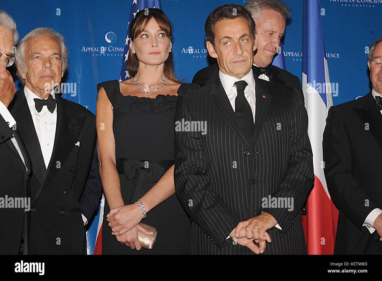 New YORK - 23 SETTEMBRE: Il presidente francese Nicolas Sarkozy, la moglie Carla Bruni Sarkozy e l'ex segretario di Stato Henry Kissinger partecipano al 2008 Appeal of Conscience Foundation premia la cena al Waldorf-Astoria hotel 23 settembre 2008 a New York City. Sarkozy è stato presentato con l'appello di Coscienza World Statesman Award per 'la sua leadership nel promuovere la libertà, la tolleranza e la comprensione inter-religiosa Persone: Nicolas Sarkozy, Carla Bruni Sarkozy trasmissione Ref: MNC1 Hoo-Me.com / MediaPunch Foto Stock