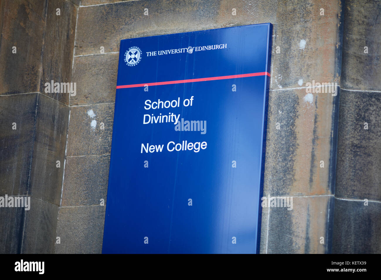 La Scozia, New College dell Università di Edimburgo facoltà di divinità cortile come turisti esplorano le scale Foto Stock