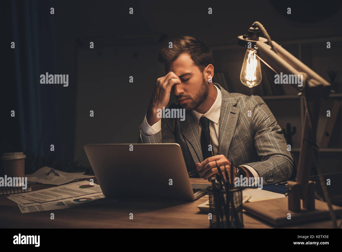 Imprenditore oberato di lavoro Foto Stock