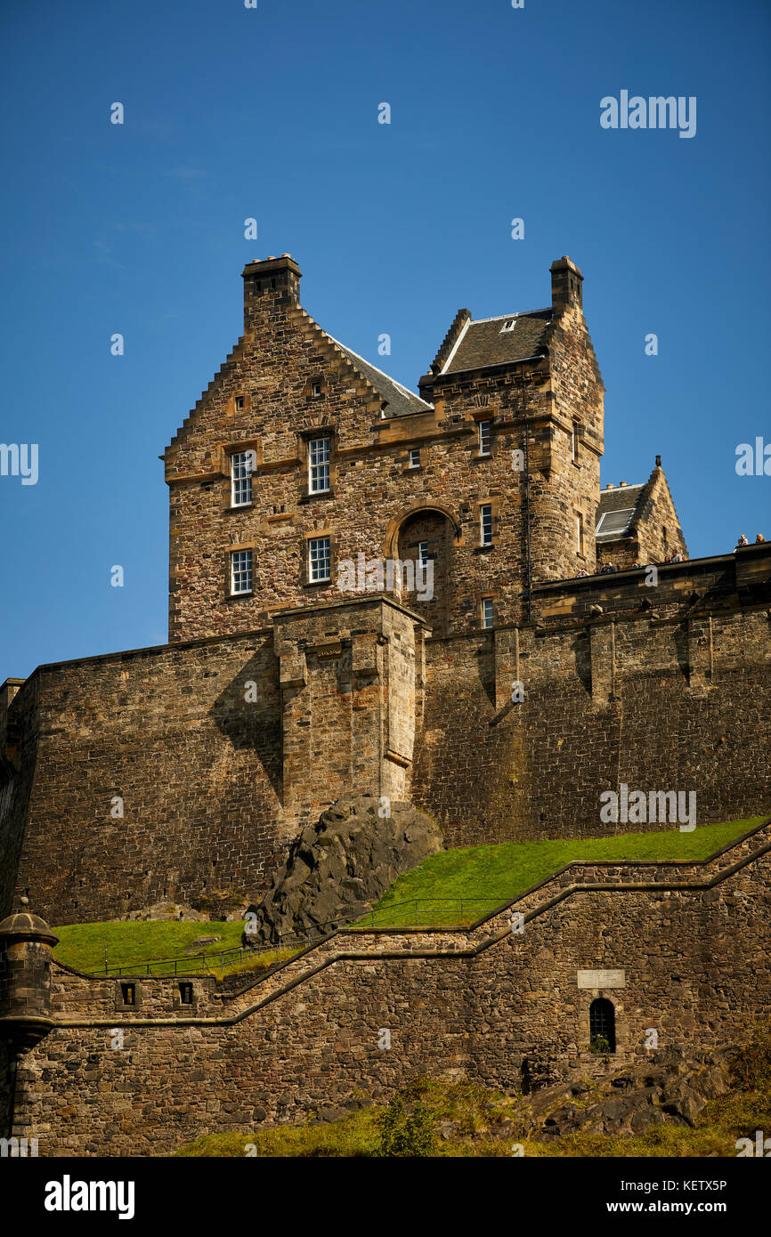 Punto di riferimento della città storica fortezza che domina lo skyline in una giornata di sole Castello di Edimburgo sud in Scozia e costruito su una roccia vulcanica Foto Stock