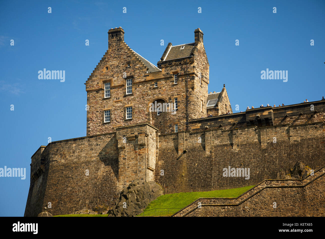 Punto di riferimento della città storica fortezza che domina lo skyline in una giornata di sole Castello di Edimburgo sud in Scozia e costruito su una roccia vulcanica Foto Stock