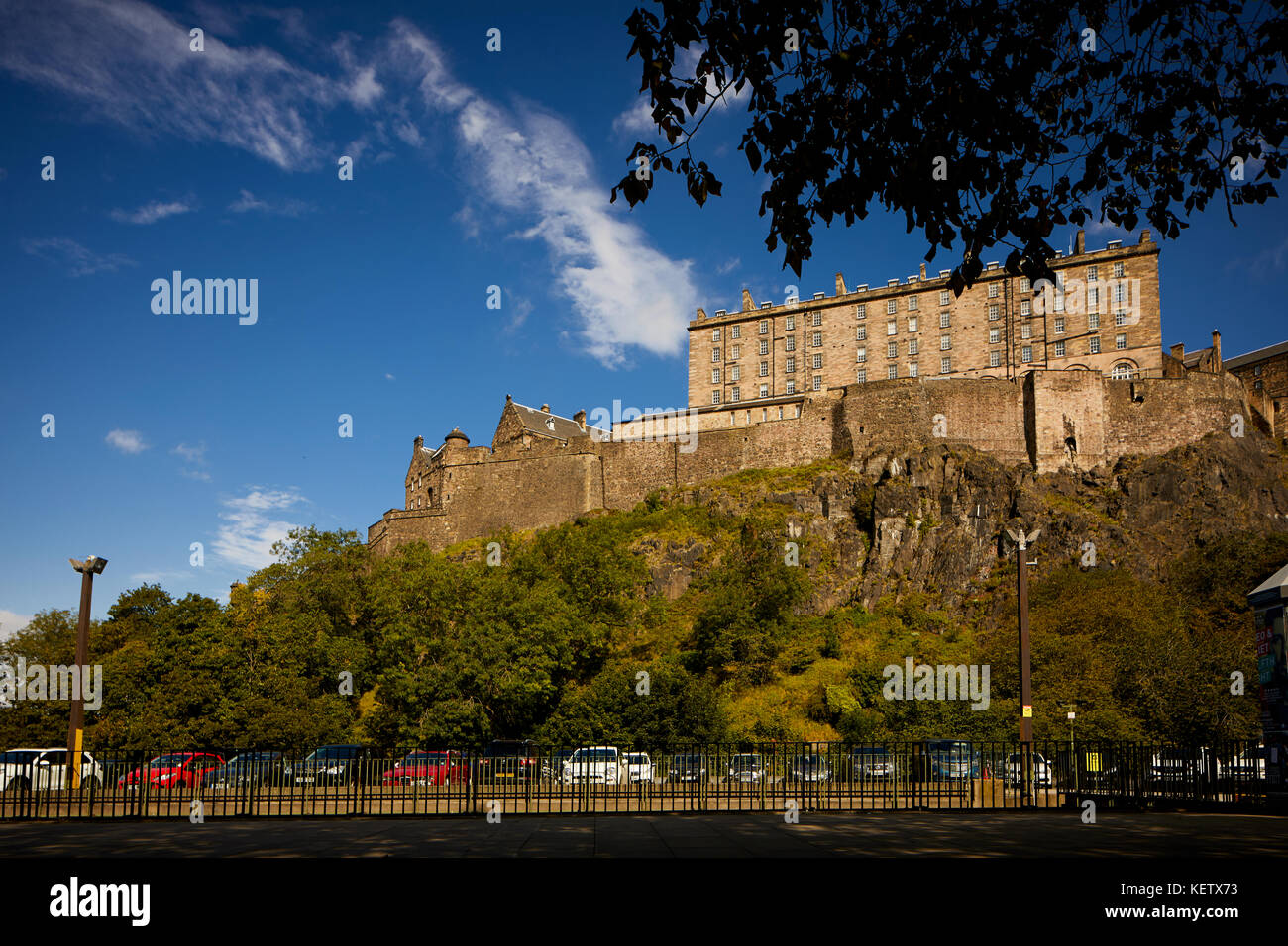 Punto di riferimento della città storica fortezza che domina lo skyline in una giornata di sole Castello di Edimburgo south point la nuova caserma costruita su una roccia vulcanica Foto Stock